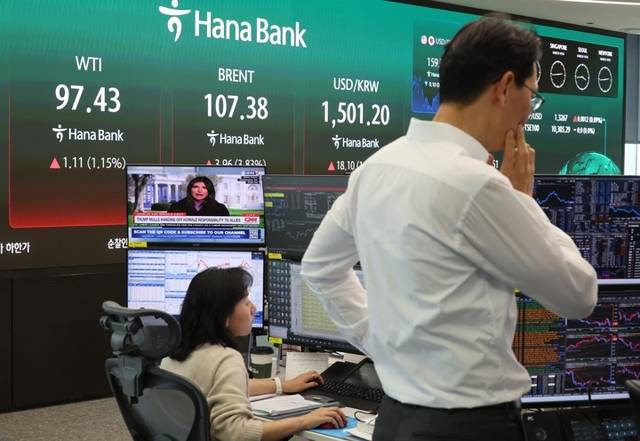 이란 전쟁 격화에 유가 급등, 달러 강세가 지속되는 가운데 지난 19일 서울 중구 하나은행 딜링룸 현황판에 금융위기 이후 최고 수준으로 치솟은 원·달러 환율과 국제 유가 기준인 브렌트유, 미국 서부텍사스산원유(WTI)가 표시되고 있다. 연합뉴스 자료사진
