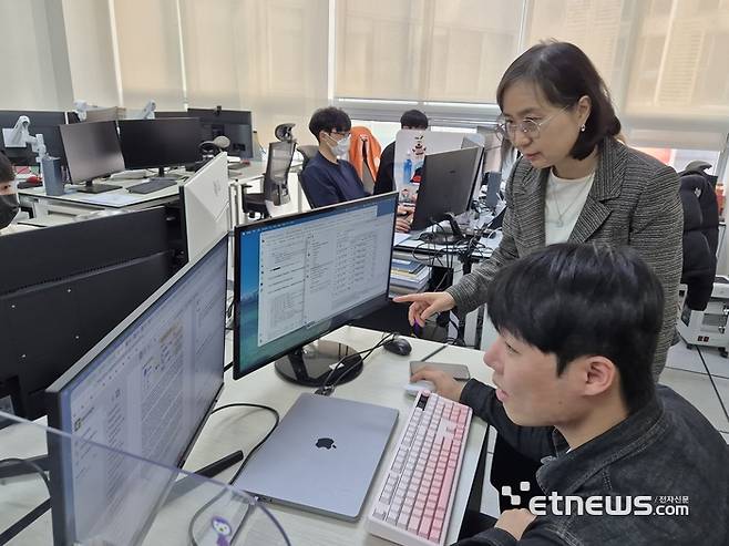 김지희 동국대 교수팀은 혈액 샘플을 AI로 분석해 간편하게 췌장암을 진단할 수 있는 기술을 개발했다. 사진은 김지희 교수(사진 상단)와 강병민 석사과정생.