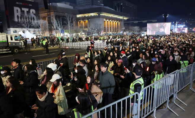 방탄소년단(BTS) 팬들이 21일 서울 종로구 광화문광장에서 열린 'BTS 컴백 라이브: 아리랑(ARIRANG)' 공연이 끝난 뒤 안전관리요원 안내 속에 퇴장하고 있다. /사진=뉴시스