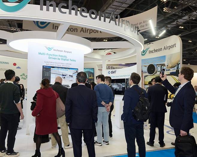 영국 런던에서 지난 17∼19일(현지시간)열린 '2026 여객 터미널 엑스포(PTE World)' 방문객들이 인천공항 전시관을 관람하고 있다. 인천국제공항공사 제공