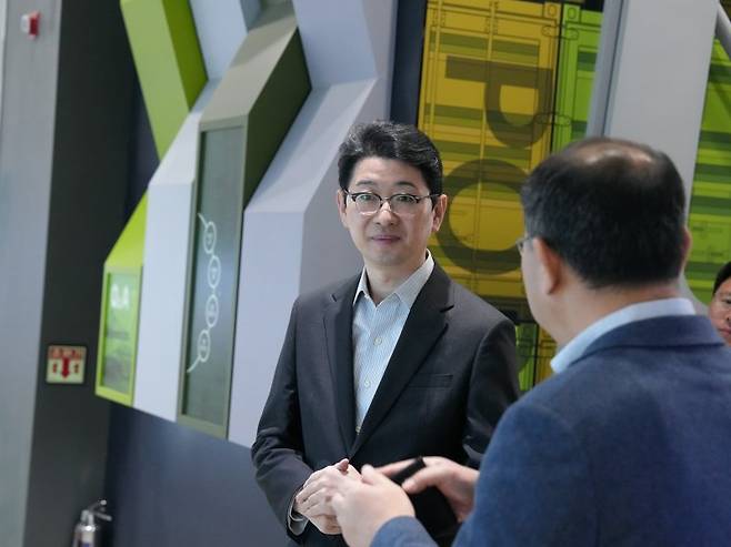 부산시장 출마를 선언한 국민의힘 주진우(부산 해운대구갑) 국회의원이 23일 부산신항 홍보관을 들러 부산항 경쟁력에 대해서 설명을 듣고 있다. 사진=주진우 의원 캠프