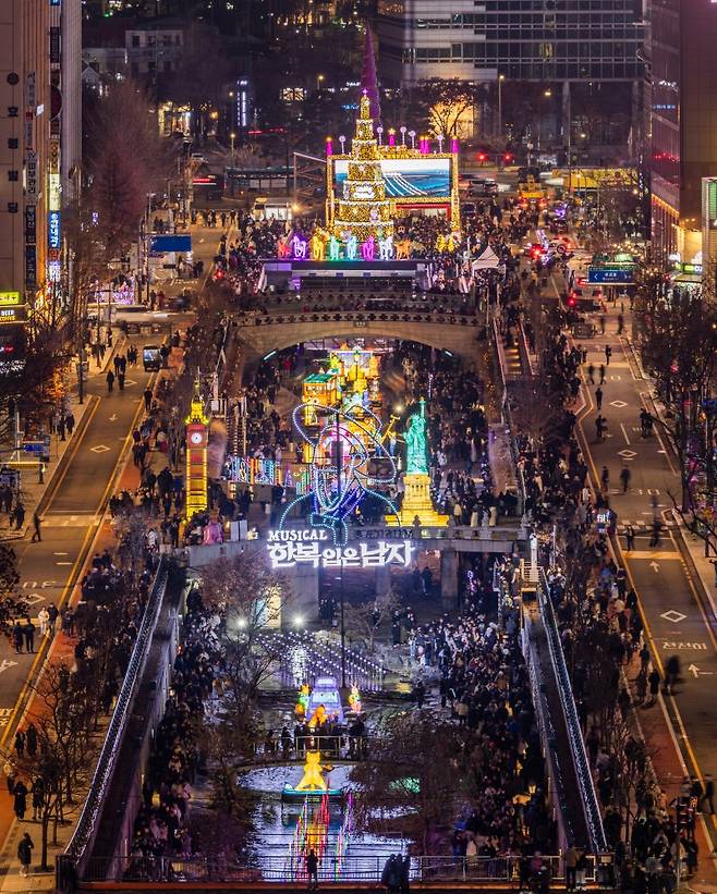 서울 청계천 일대에서 열린 '2025 서울빛초롱축제'에서 시민들이 나들이를 즐기고 있다. 뉴스1