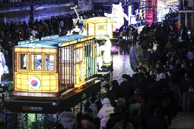 서울 청계천에서 열린 '2025 서울빛초롱축제'에서 시민들이 나들이를 즐기고 있다. 사진=뉴시스