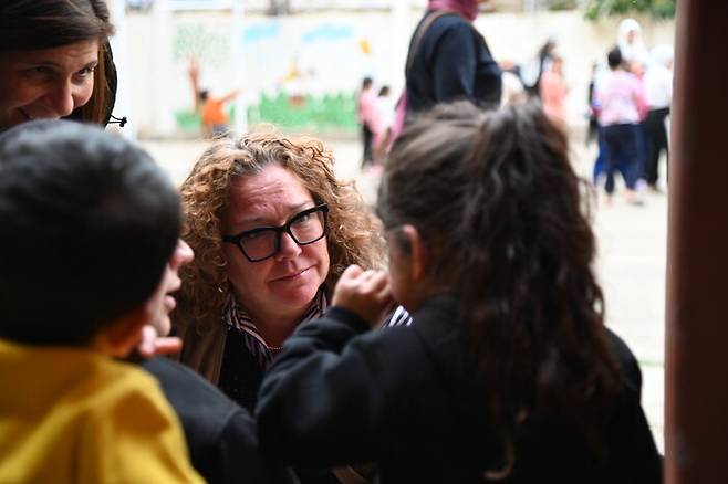 지난 18일 레바논 수도 베이루트 인근 셸터(대피소)로 쓰이고 있는 한 학교에서 하이디 프랜시스 디드리히 레바논 월드비전 회장이 아이들의 얘기를 듣고 있다. 월드비전 제공