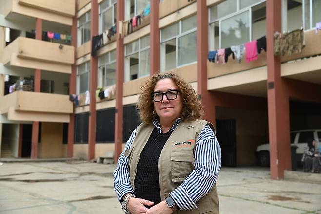 지난 18일 레바논 수도 베이루트 인근 셸터(대피소)로 쓰이고 있는 한 학교 마당에서 하이디 프랜시스 디드리히 레바논 월드비전 회장이 카메라를 응시하고 있다. 월드비전 제공