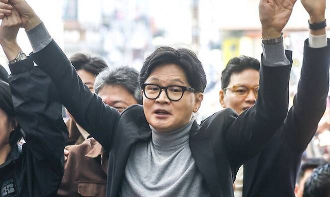 한동훈 전 국민의힘 대표가 22일 서울 동대문구 경동시장을 방문해 지지자 및 상인들과 인사하고 있다. 공동취재사진