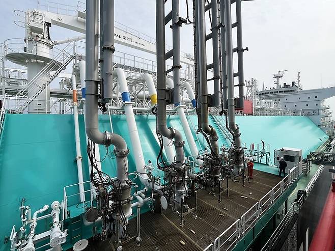 16일 오후2시30분께 전남 광양시 광양 제1 액화천연가스(LNG)터미널에 접안한 엘엔지선에서 엘엔지 하역을 준비하고 있다. 포스코인터내셔널 제공