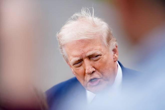 도널드 트럼프 미국 대통령이 2026년 3월 20일 워싱턴 D.C. 백악관을 떠나 플로리다로 향하면서 언론에 발언하고 있다. 로이터=연합뉴스