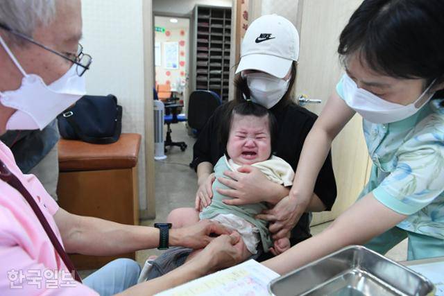 2021년 9월 서울 송파구의 한 소아과에서 생후 8개월 아기가 독감 예방주사를 맞고 있다. 기사 본문 내용인 백신 오접종과는 관계 없다. 왕태석 선임기자
