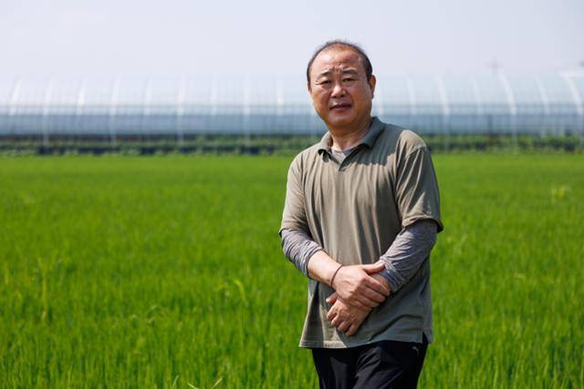 충남 천안에서 1999년부터 농업에 종사해 온 송태성(한국후계농업경영인 충남도연합회장)씨가 지난해 여름 자신의 논 앞에서 사진을 찍고 있다. 송씨 제공.