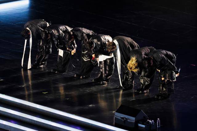 방탄소년단(BTS)이 21일 서울 광화문광장 무대에서 열린 컴백 공연에서 객석을 향해 인사하고 있다. 연합뉴스 AP