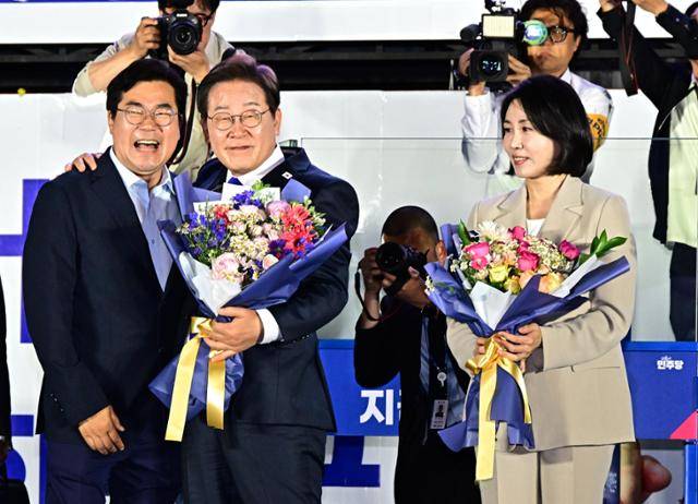 제21대 대통령 당선이 확실시되는 이재명 더불어민주당 대선 후보가 지난해 5월 4일 국회 정문 앞에 마련된 개표방송 야외무대에서 박찬대 상임총괄선대위원장과 인사를 하고 있다. 고영권 기자