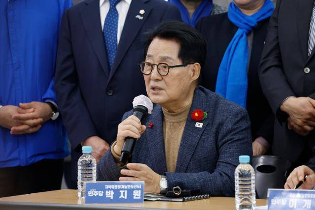 박지원 더불어민주당 의원이 6일 전남 영광군 농협에서 열린 민주당 최고위원회의에 참석해 발언하고 있다. 영광=뉴스1