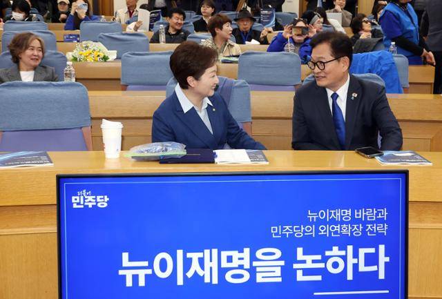 송영길(맨 앞줄 오른쪽) 전 더불어민주당 대표가 15일 국회 의원회관에서 열린 '뉴이재명을 논하다' 토론회에 참석해 이언주(왼쪽) 민주당 최고위원과 대화하고 있다. 연합뉴스