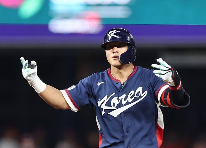 <yonhap photo-3057="">13일(현지시간) 미국 플로리다주 마이애미 론디포파크에서 열린 월드베이스볼클래식(WBC) 대한민국 대 도미니카공화국 준준결승전. 4회초 2사 한국 안현민이 2루타를 친 뒤 기뻐하고 있다. [사진=연합뉴스]</yonhap>