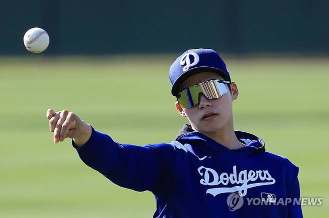 캐치볼 하는 다저스 김혜성. 연합뉴스
