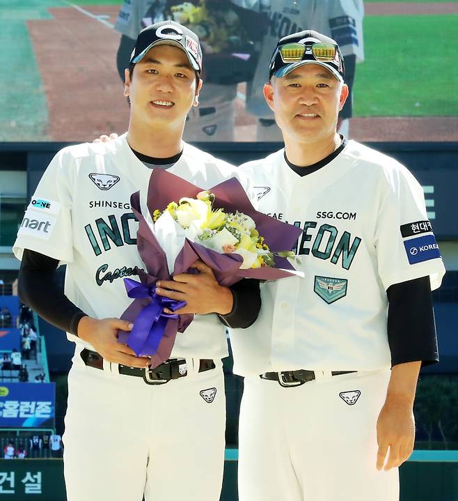 지난해 9월 21일 인천 두산전에 앞서 통산 2000탈삼진 기념 시상식을 진행한 김광현과 이숭용 감독. SSG 제공