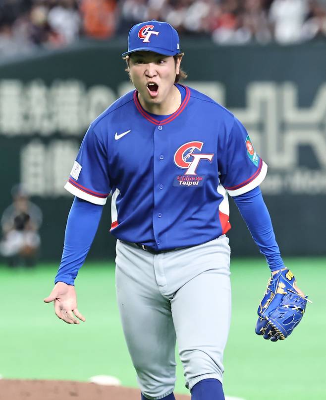 <yonhap photo-4791=""> 환호하는 대만 선발 구린루이양. 연합뉴스</yonhap>