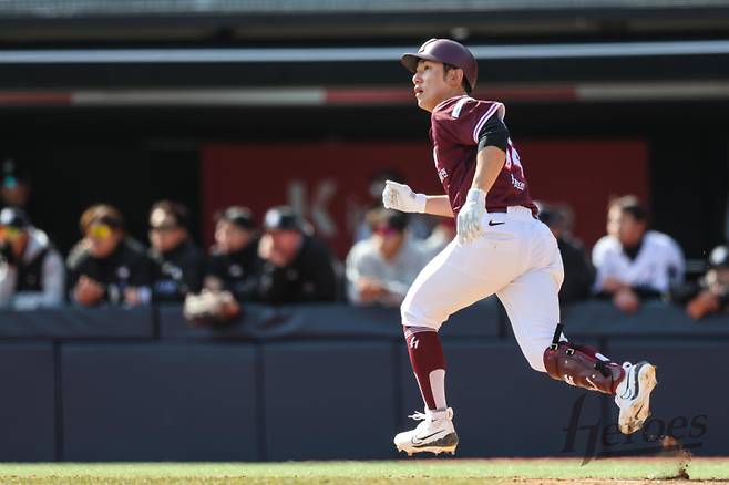시범경기에서 타격 뒤 1루로 출루하고 있는 서건창.&nbsp;