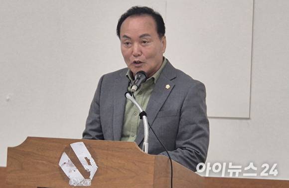 김현기 청주시의회 의장이 23일 청주시청에서 기자회견을 열고, 지방선거 불출마 선언과 함께 이범석 청주시장 지지 입장을 밝히고 있다. [사진=안영록 기자]