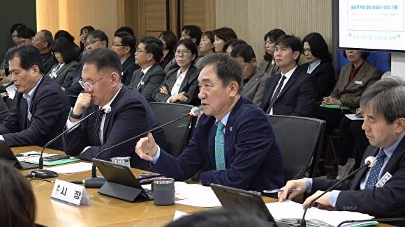 정장선 평택시장이 20일 간부회에서 인공지능(AI)을 활용한 행정혁신을 전 부서에 확대 적용할 것을 지시하고 있다. [사진=평택시]