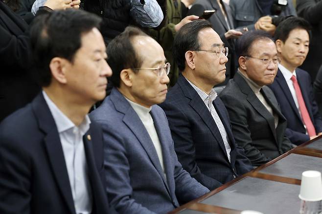 국민의힘 최은석·추경호·주호영·윤재옥·유영하 의원(왼쪽부터)이 22일 오전 대구시당에서 비공개로 열린 연석회의에서 장동혁 대표의 인사말을 듣고 있다. 이날 회의는 대구시장 공천 문제를 둘러싸고 당 공천관리위원회의 ‘중진 의원 컷오프’ 논란이 제기되면서 마련된 것으로 알려졌다. [연합뉴스]