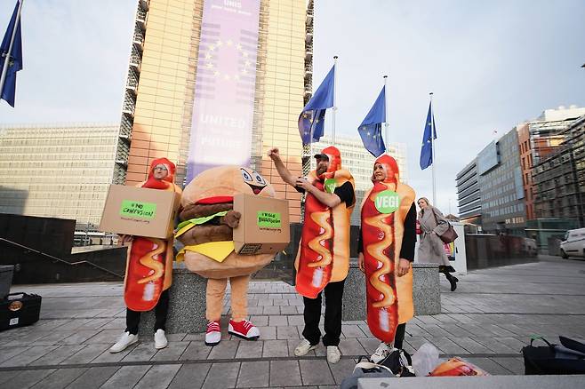 지난해 12월 벨기에 브뤼셀 유럽연합(EU) 본부 앞에서 채식 지지자들이 시위 중이다. [AP=연합뉴스]