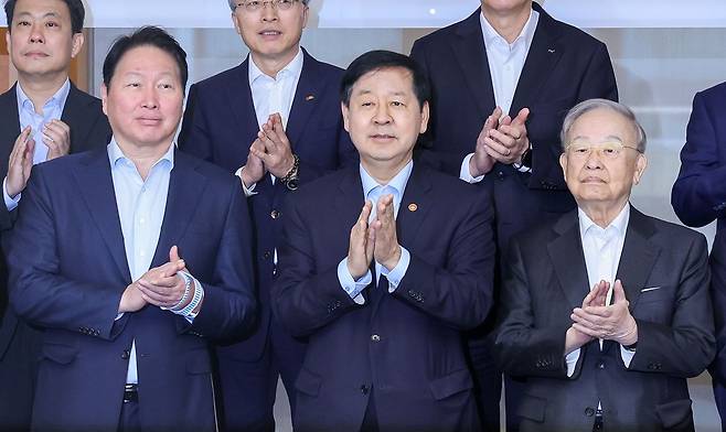 최태원 대한상공회의소 회장(앞줄 왼쪽부터), 구윤철 경제부총리 겸 재정경제부 장관, 손경식 한국경영자총협회장이 지난 12일 서울 중구 대한상의에서 '기업혁신 지원 민관협의체 킥오프 회의'에 앞서 기념 촬영을 하고 있다. 뉴스1