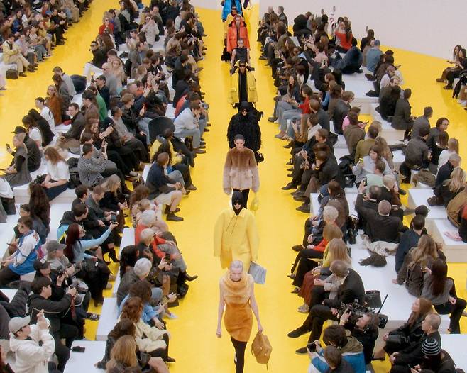 지난 3월 6일(현지시간) 파리 패션위크 기간 선보인 로에베의 2026 가을겨울 컬렉션 쇼 현장. 사진 로에베 ⓒDaniele Oberrauch