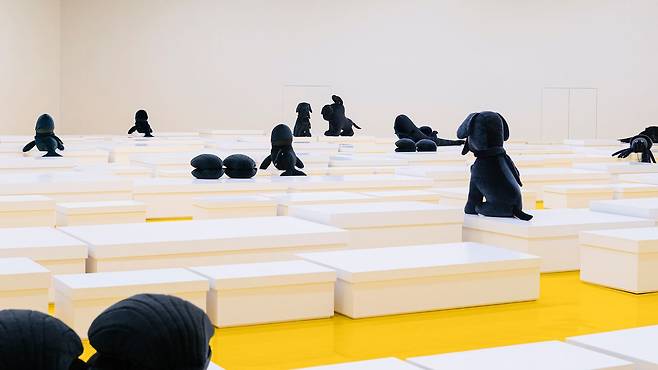 쇼 공간 곳곳에 조개, 강아지, 물개, 문어, 고래 등 코지마 폰 보닌의 동물 모양 작품들이 한 자리씩 차지하고 쇼를 기다리고 있다. 사진 로에베 ⓒDaniele Oberrauch