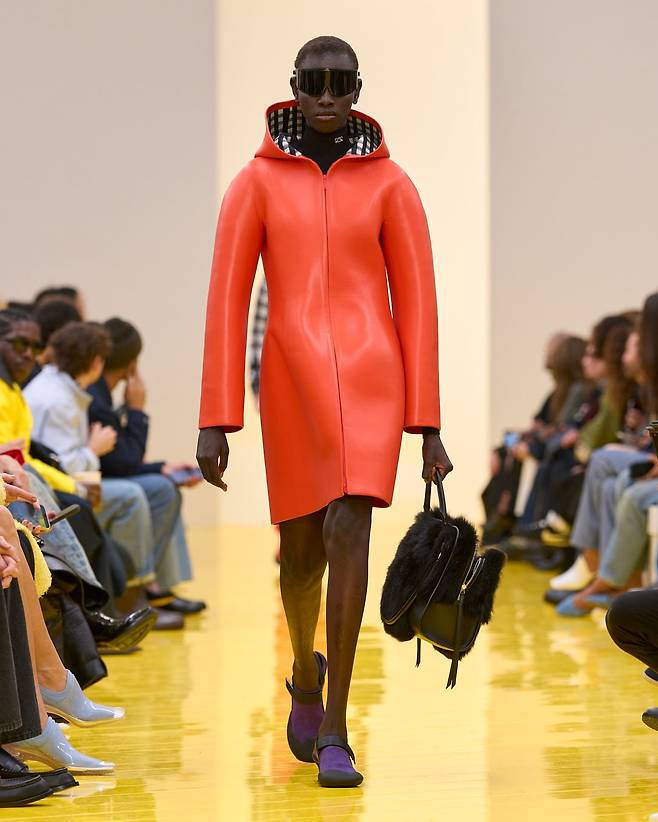 로에베 2026 가을겨울 컬렉션 쇼에서 선보인 구조적인 가죽 아우터. 스쿠버 슈트에서 영감 받은 실루엣이다. 사진 로에베 ⓒDaniele Oberrauch