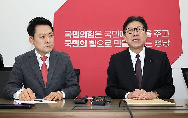 박형준 부산시장(오른쪽)이 23일 국회에서 국민의힘 장동혁 대표를 만나 부산 발전 특별법안 제정을 촉구하고 있다. 연합뉴스