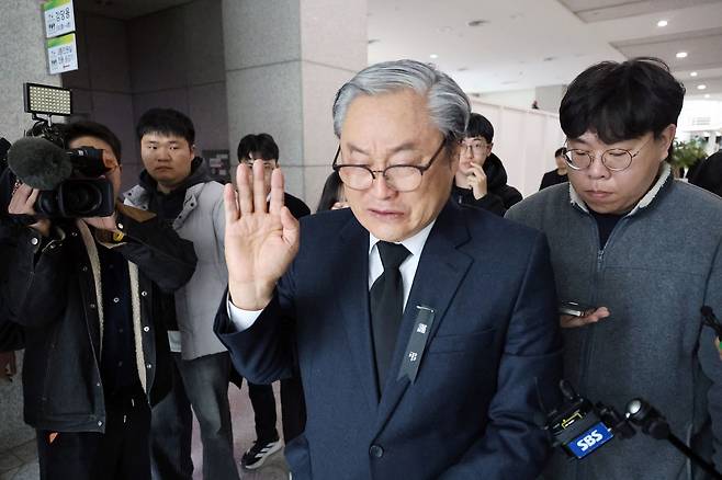 대전 안전공업의 손주환 대표이사가 22일 오전 대전시청 1층 로비에 마련된 합동분향소를 찾아 조문한 뒤 자리를 떠나고 있다. 연합뉴스