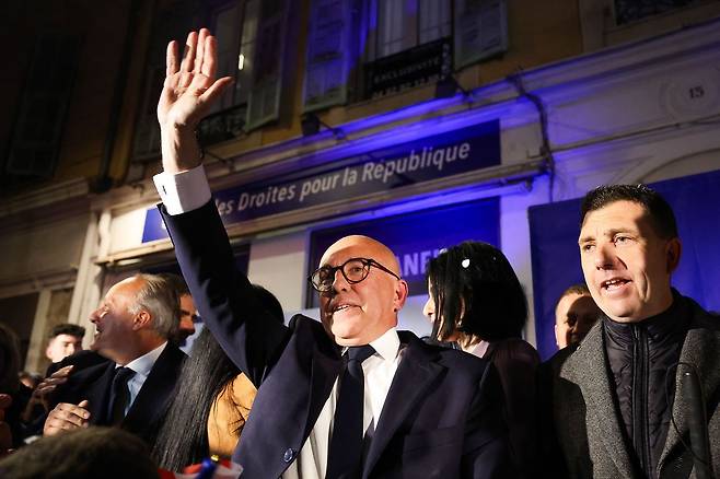 프랑스 남동부 니스에서 2026년 지방선거 결선에 출마한 우파연합·국민연합(RN) 시장 후보 에리크 시오티가 3월 22일 니스에서 결선 결과가 나온 뒤 지지자들에게 인사하고 있다. AFP=연합뉴스