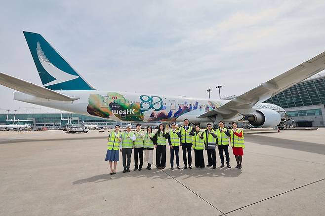 23일 오후 인천공항 1터미널 활주로에 착륙한 캐세이퍼시픽 항공 창립 80주년 특별 도장기 앞에서 양석호 캐세이 한국 대표(오른쪽 다섯째) 등 참석자들이 기념촬영을 하고 있다.