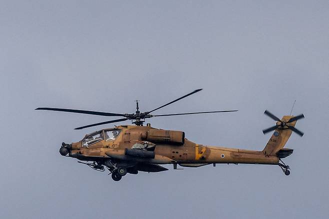 22일(현지시간) 이스라엘 공군의 AH-64A 아파치 공격헬기가 이스라엘 북부 갈릴리 상부 지역의 레바논-이스라엘 국경을 따라 비행하고 있다. AFP=연합뉴스