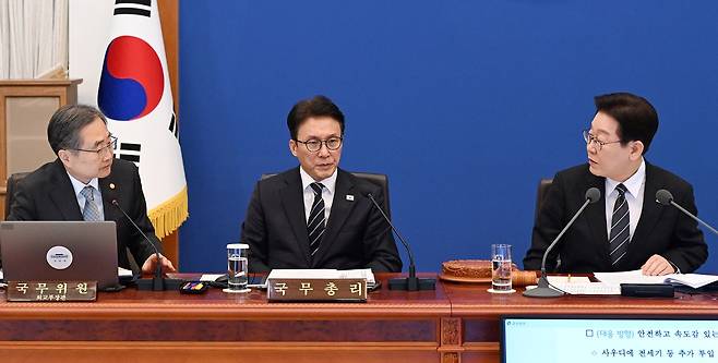 이재명 대통령이 10일 청와대에서 열린 국무회의에서 조현 외교부 장관에게 전날 텔레그램 메시지로 전달한 중동 지역 현지 항공사 승무원 안전 문제에 대해 묻고 있다. [청와대사진기자단]