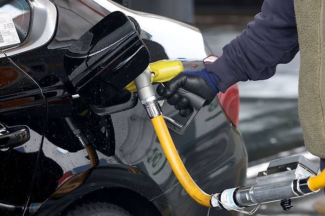 20일 서울의 한 주유소에서 직원이 차량에 주유를 하고 있다. 뉴스1