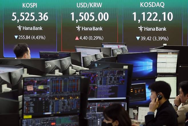 23일 서울 중구 하나은행 본점 딜링룸 전광판에 코스피, 코스닥 지수가 표시돼 있다. 사진=연합뉴스