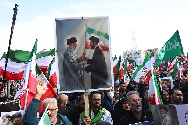 시민들의 활동이 엄격하게 통제된 테헤란에서 2026년 3월 9일 모즈타바 하메네이의 사진을 든 시민들이 집회를 열고 있다. /EPA연합뉴스