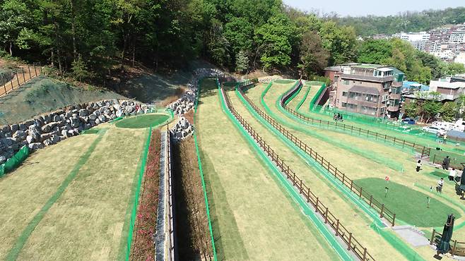 서울 관악구 관악산 난곡지구 일대에 서울 최초로 조성된 산지형 ‘파크 골프장’인 관악파크골프장 전경. 관악구 제공