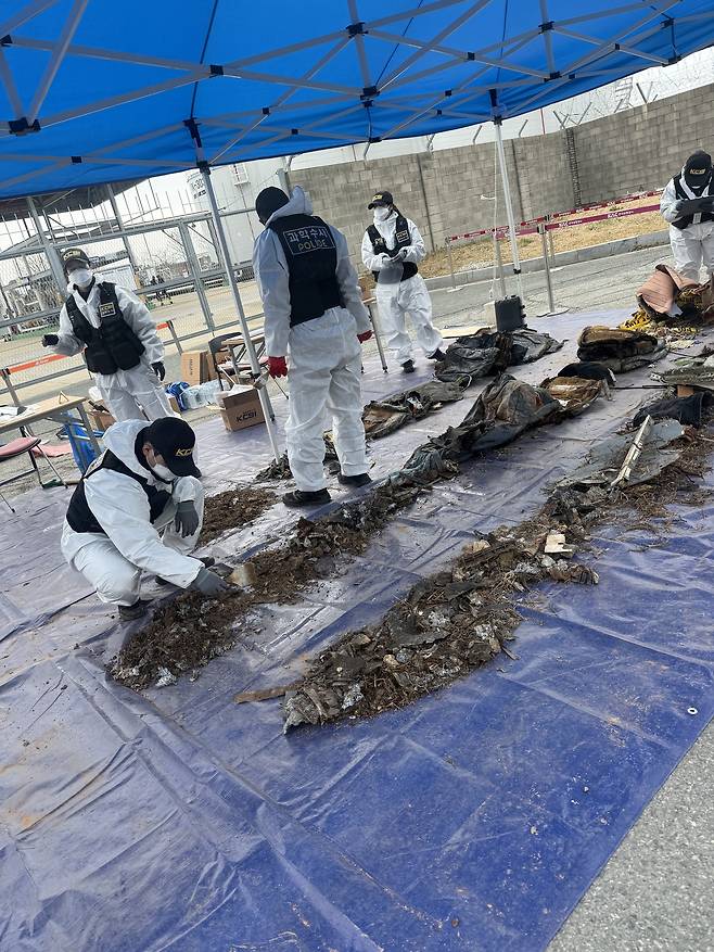 12·29 제주항공 참사 여객기 잔해 조사 모습. 12·29 무안공항 제주항공 여객기 참사 유가족협의회 제공