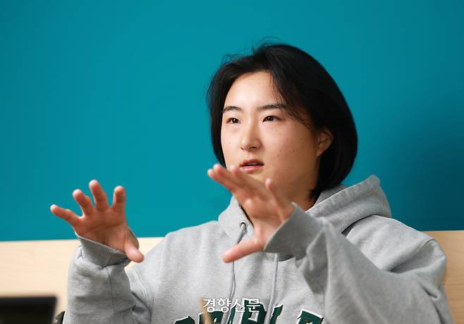 미국 여자 프로야구리그(WBPL)에 진출하는 김현아 선수가 지난달 19일 경향신문과 인터뷰 하고 있다. 정지윤 선임기자