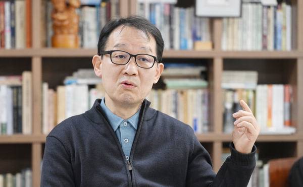 23일 신동규 동아대 역사인문이미지연구소 소장이 일제 강점기 시각자료 DB작업의 의미와 향후 계획 등을 말하고 있다.   김성효 선임기자 kimsh@kookje.co.kr