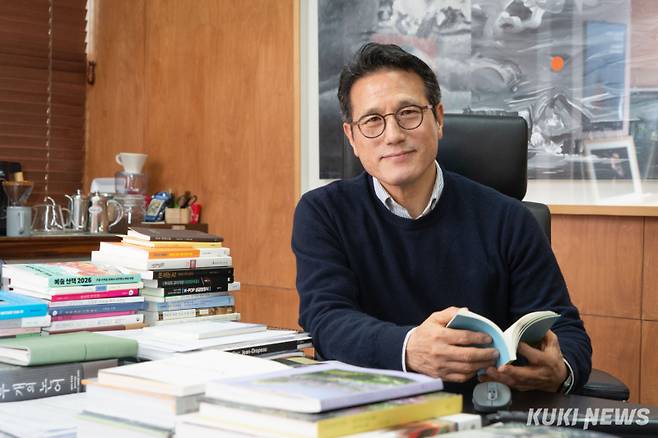 정병국 한국문화예술위원회 위원장이 20일 서울 대학로 예술가의 집에서 쿠키뉴스와 인터뷰하고 있다. 임은재 기자