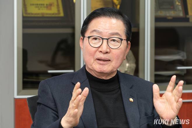 장종태 더불어민주당 의원이 17일 국회의사당 의원회관에서 쿠키뉴스와 인터뷰하고 있다. 임은재 기자