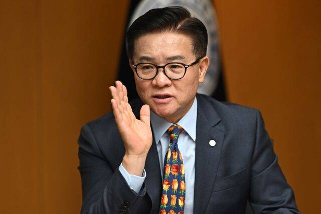 이달 초 한국대학교육협의회 회장에 취임한 이기정 한양대 총장이 지난 10일 한양대 총장 집무실에서 국민일보와 인터뷰하고 있다. 그는 인공지능(AI) 시대 빠른 변화에 대응할 수 있는 인재를 키우려면 학문과 전공, 대학 간 경계를 허물어야 한다고 강조했다. 윤웅 기자