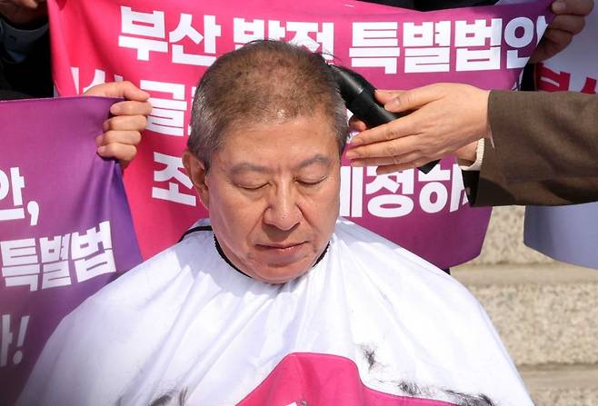 박형준 부산시장이 23일 오전 서울 여의도 국회 본청계단에서 열린 부산 글로벌허브도시특별법 관련 긴급기자회견에서 삭발을 하고 있다. 뉴시스