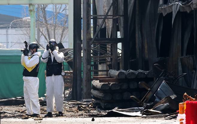 23일 오전 대전 대덕구 안전공업 화재 현장에서 화재 원인 등을 규명하기 위한 합동감식이 진행되고 있다. 연합뉴스