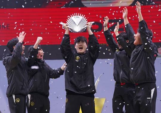 '2026 FSL 스프링' 우승자 BNK FEARX 'NoiZ' 노영진 선수가 우승컵을 들어보이고 있다. 사진 제공 : 넥슨